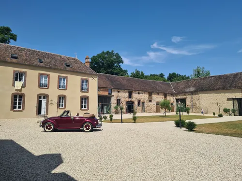 Cour intérieure avec voiture