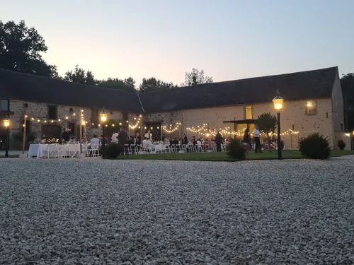 Cour avec guirlandes