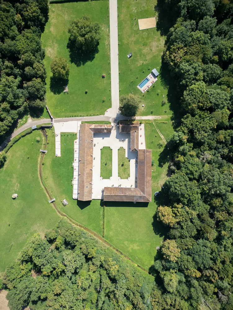 Vue aérienne du Domaine de Chenevière, à la frontière du 77 et du 89