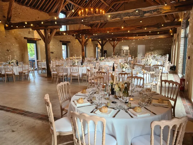 Salle de réception du Domaine de Chenevière dressée pour un mariage